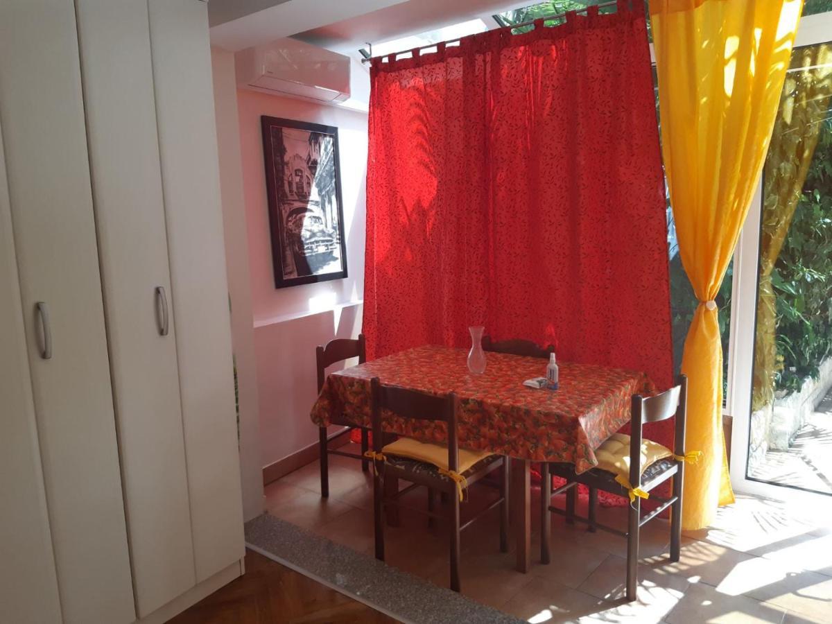 Apartments Palm House 로비니 외부 사진