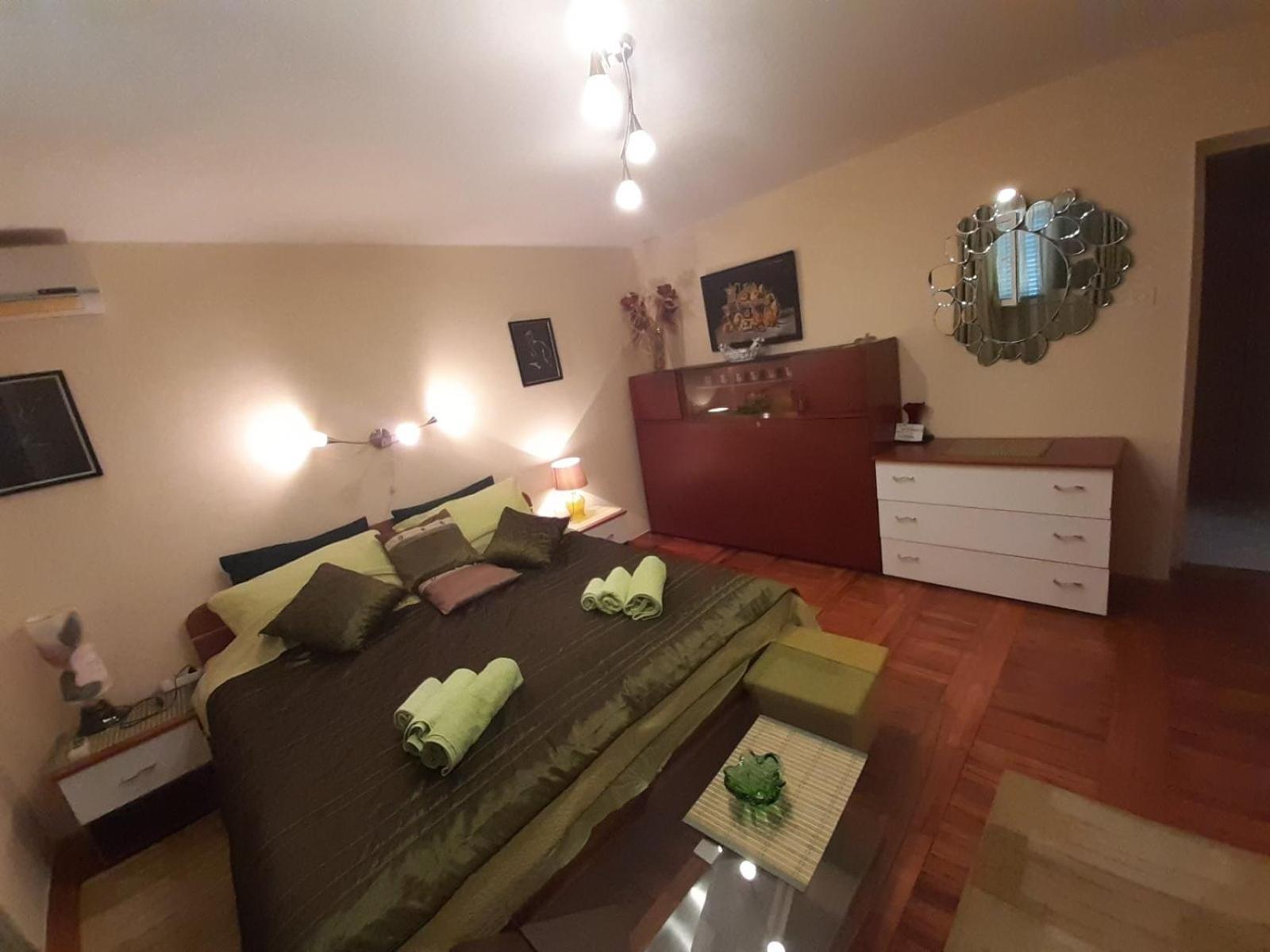 Apartments Palm House 로비니 외부 사진