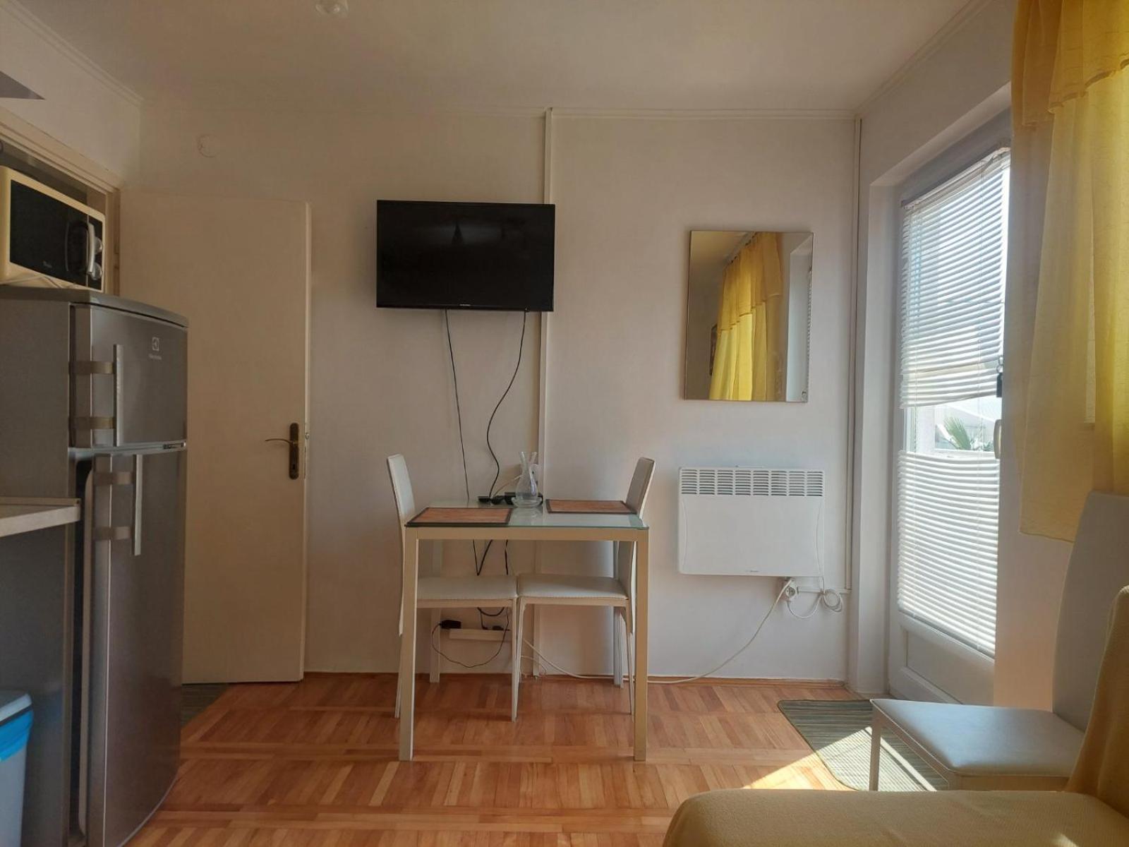 Apartments Palm House 로비니 외부 사진