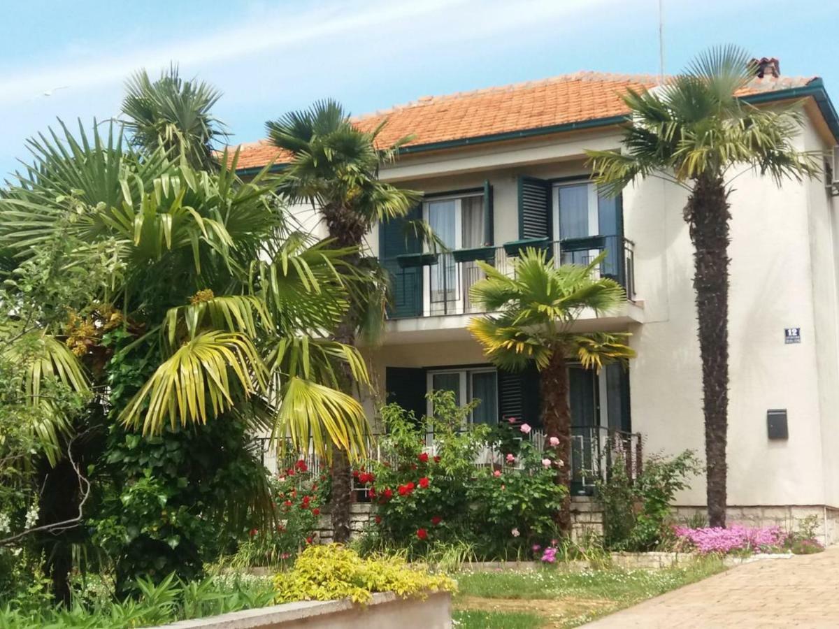 Apartments Palm House 로비니 외부 사진